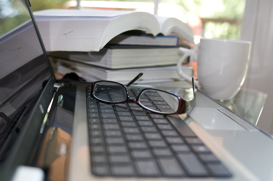15983-a-laptop-keyboard-with-glasses-pv